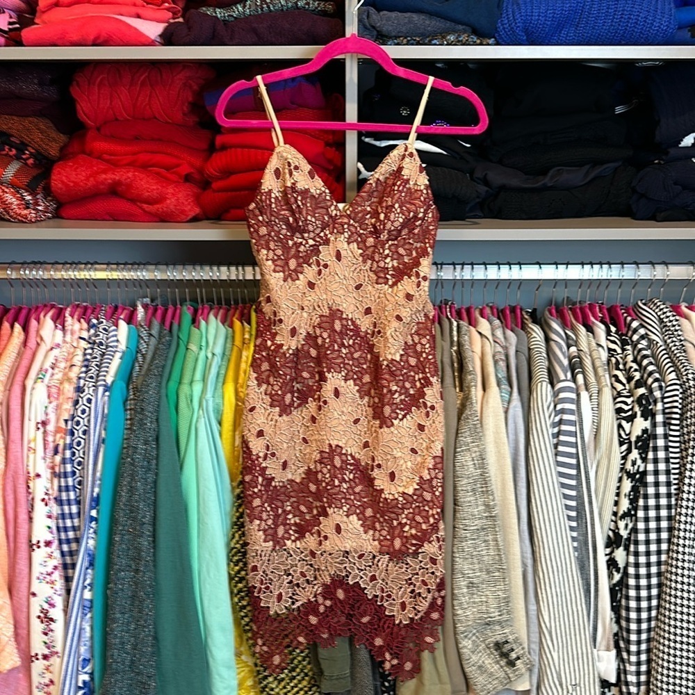 Bardot ran/maroon lace and embroidered v neck sleeveless midi dress size 4